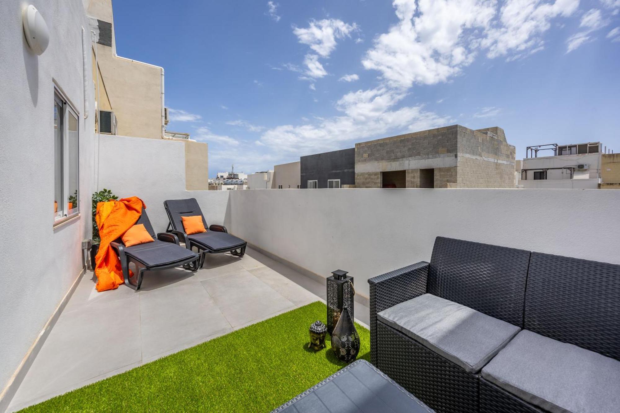 Sleek & Stylish 2Br Accommodation With Large Private Terrace - Close To Saint Julian'S & Tigne Shopping Mall Sliema Zewnętrze zdjęcie